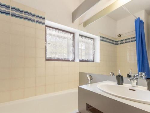 a white bathroom with a sink and a bath tub at Appartement Saint-Chaffrey , 1 pièce, 4 personnes - FR-1-330E-46 in Saint-Chaffrey