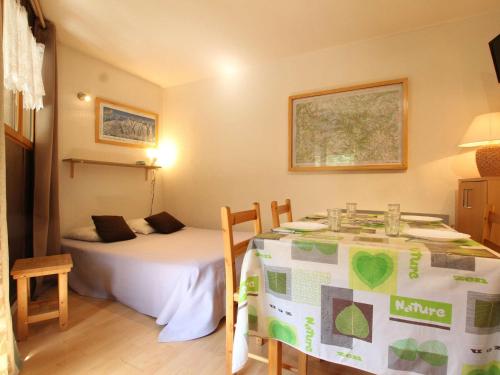 Postel nebo postele na pokoji v ubytování Studio cosy 4 pers. à Serre-Chevalier, proche commerces et remontées mécaniques, casier à ski inclus - FR-1-330E-51