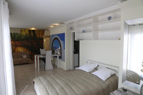 een slaapkamer met een bed en een woonkamer bij Penthouse Ventur in Caniço