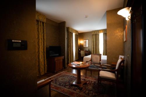TV a/nebo společenská místnost v ubytování Hotel Palazzo Lovera