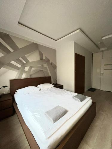 una camera con un grande letto bianco di Apartamenty Wałowa 7a - ap. Kompaktowy a Łańcut
