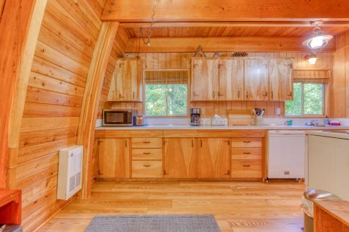 Η κουζίνα ή μικρή κουζίνα στο Still Creek Cabin