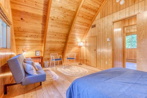 Ένα ή περισσότερα κρεβάτια σε δωμάτιο στο Still Creek Cabin
