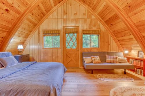 Ένα ή περισσότερα κρεβάτια σε δωμάτιο στο Still Creek Cabin
