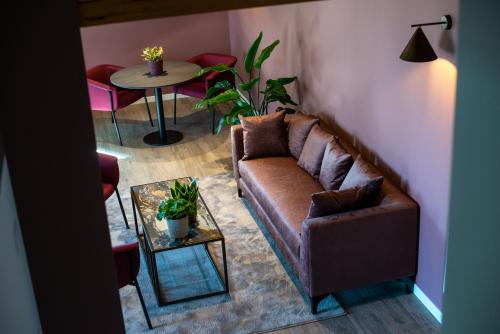 a living room with a couch and a table at Relais La Dolce Vite in San Vendemiano