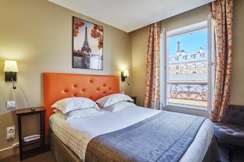 En eller flere senge i et værelse på Hôtel Le Relais Saint Charles