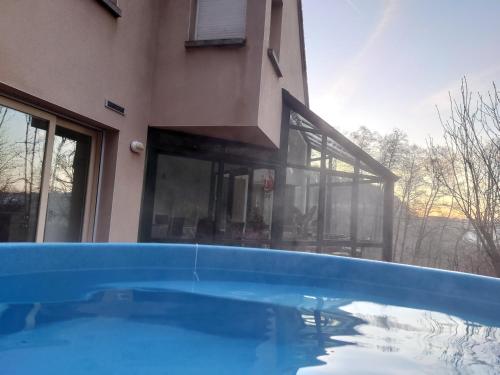 une maison avec piscine devant un immeuble dans l'établissement Villa pré d'Oro - 1000 étangs, à Amage