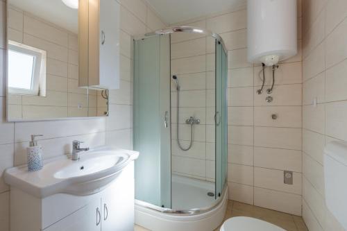 La salle de bains est pourvue d'une douche, d'un lavabo et de toilettes. dans l'établissement Natur, à Šegotići