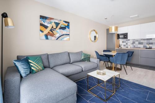 Navy Angel Apartment with balcony