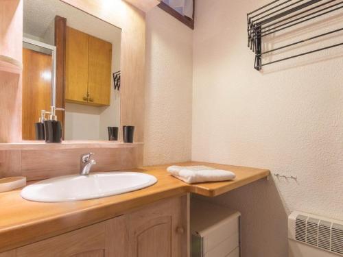 une salle de bain avec un lavabo et un miroir dans l'établissement Charmant Studio 4 Pers. avec Balcon à Serre-Chevalier, Parking Inclus - FR-1-330E-11, à Saint-Chaffrey