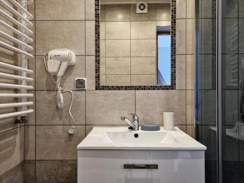W łazience znajduje się umywalka i lustro. w obiekcie Pokoje u Hani w Bukowinie Tatrzańskiej