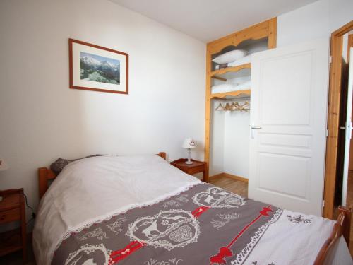En eller flere senge i et værelse på Appartement Chamrousse, 2 pièces, 6 personnes - FR-1-340-248