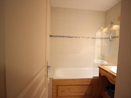 Et badeværelse på Appartement Chamrousse, 2 pièces, 6 personnes - FR-1-340-248