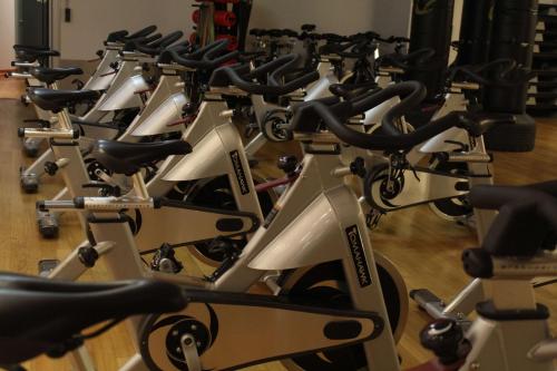 a row of exercise bikes lined up in a gym at Hotel Schwanen Stuttgart Airport/Messe in Filderstadt
