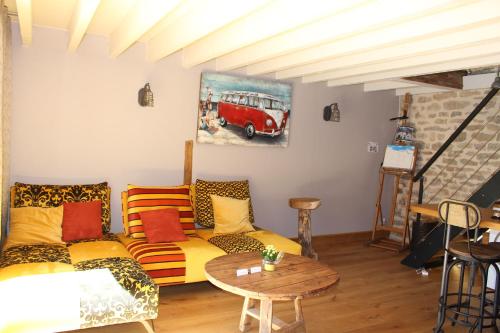 sala de estar con sofá y mesa en Petite maison chaleureuse avec jacuzzi privatif, en Savigny-sous-Mâlain