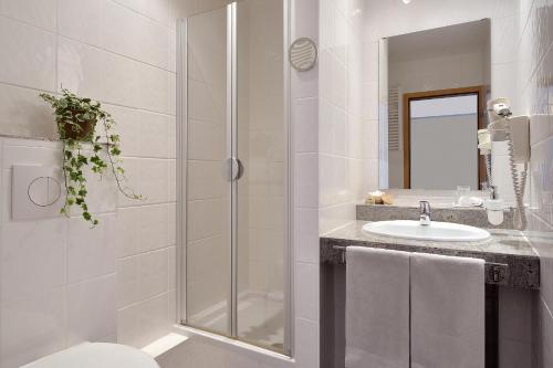 a bathroom with a shower and a toilet and a sink at Jagdschloss Mönchbruch in Mörfelden-Walldorf