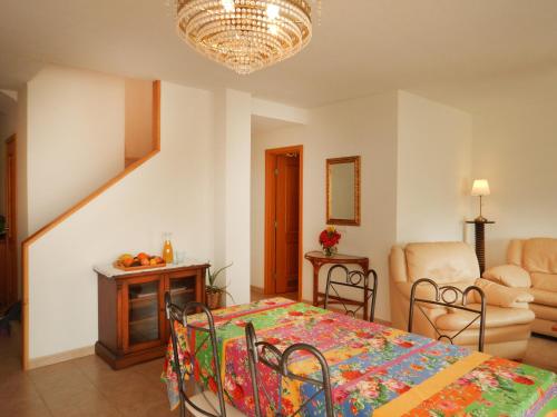 Un dormitorio con una cama y una sala de estar. en Penthouse Alcalá 1, en Alcalá