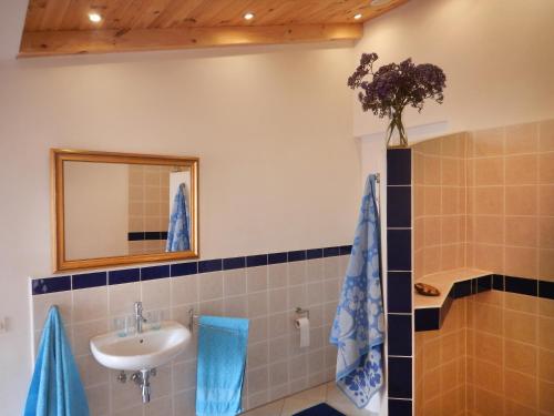 un baño con lavabo y espejo en Penthouse Alcalá 1, en Alcalá