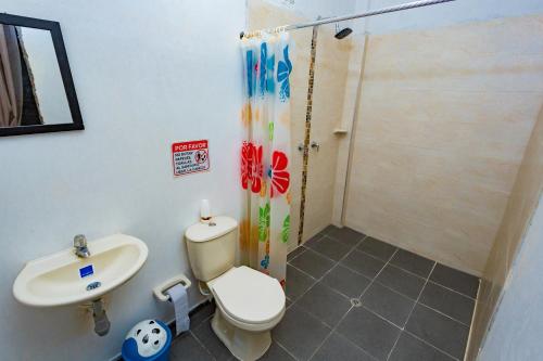 Rozo的住宿－LAS ORQUIDEAS，浴室配有卫生间、盥洗盆和淋浴。