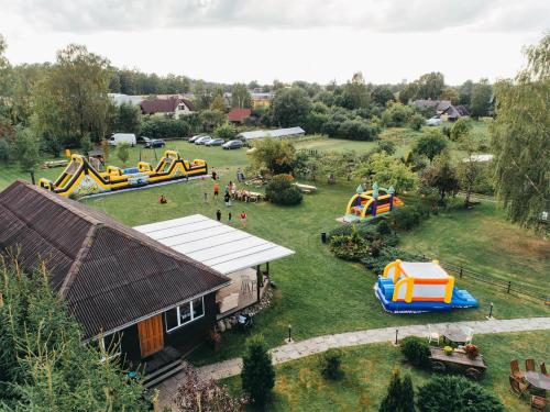 - une vue aérienne sur un parc d'attractions avec des toboggans dans l'établissement Rendas, à Cēsis