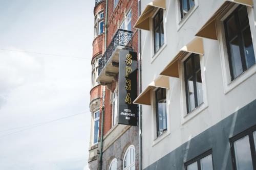 una señal en el lateral de un edificio en Apartments by Brøchner Hotels en Copenhague