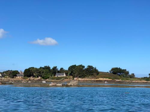 eine Wolke am Himmel über einem Wasserkörper in der Unterkunft Vacances paradisiaques au coeur de l'Ile de Bréhat in Bréhat