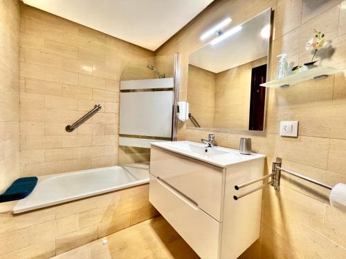a bathroom with a sink and a bath tub at FLORIDA 125 in Vigo