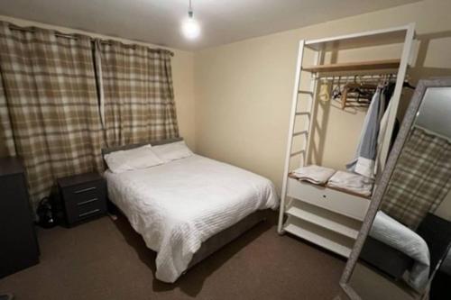 Your Home away from home in Leeds - on the Ring Rd في ليدز: غرفة نوم مع سرير بطابقين وسلم