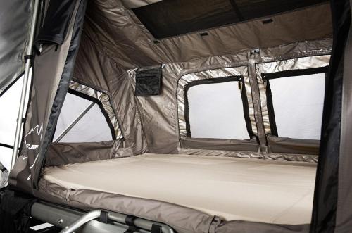 Tempat tidur dalam kamar di Amelia Rooftop Tent Rental from ElectricExplorers