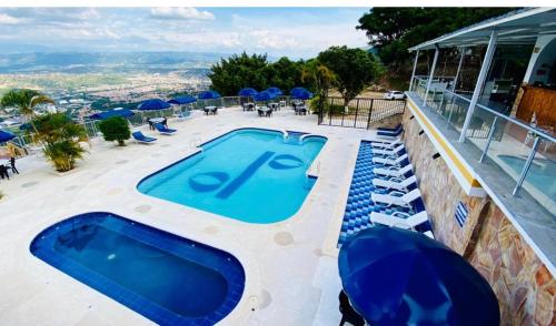 La alberca dentro o cerca de HOTEL GIRON CAMPESTRE