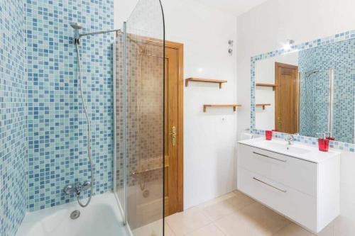 ein Bad mit einer Dusche, einem Waschbecken und einem Spiegel in der Unterkunft Apartamento 2 Dormitorios con vistas al Mar in Nerja