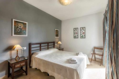 une chambre avec un lit et deux tables et deux chaises dans l'établissement Apartamento 2 Dormitorios con vistas al Mar, à Nerja