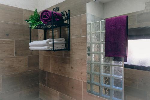 y baño con ducha de azulejos y toallas. en La Casona de Trescasas, en Sonsoto