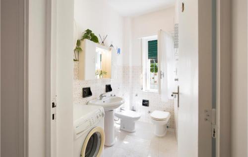 Baño blanco con lavabo y aseo en Cozy Home In Villa San Giovanni With Kitchen, en Villa San Giovanni