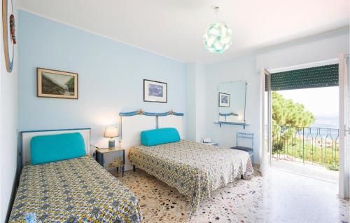 een slaapkamer met 2 bedden en een raam bij Cozy Home In Villa San Giovanni With Kitchen in Villa San Giovanni