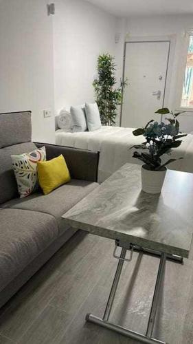 sala de estar con sofá y cama en Balneario Pedregalejo Loft C, en Málaga