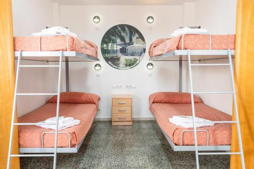 Albergue Inturjoven Jerez De La Fronteraにある二段ベッド