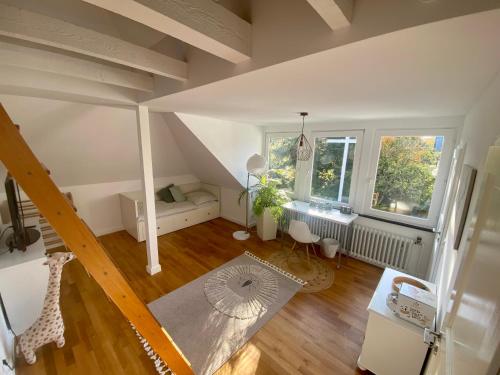 an overhead view of a living room with a staircase at (Messe)Zimmer mit Bad und Ankleideraum + Parkplatz in Düsseldorf