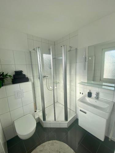 a bathroom with a shower and a toilet and a sink at (Messe)Zimmer mit Bad und Ankleideraum + Parkplatz in Düsseldorf