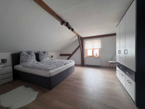 ein Schlafzimmer mit einem Bett im Dachgeschoss in der Unterkunft Haus Andreas in Bodenmais