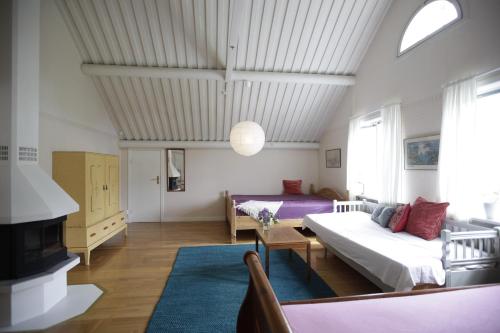 - un salon avec un canapé et un lit dans l'établissement Kurrebo Vandrarhem, à Urshult