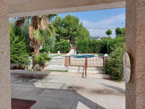een uitzicht op een zwembad vanuit een huis bij Casa Martin in Murcia
