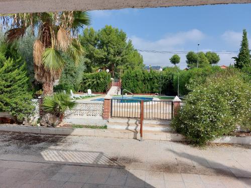 een zwembad in een tuin met een hek bij Casa Martin in Murcia
