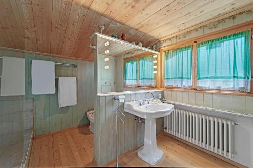 uma casa de banho com um lavatório, um chuveiro e um WC. em Chesa Alvan - Surlej em Surlej