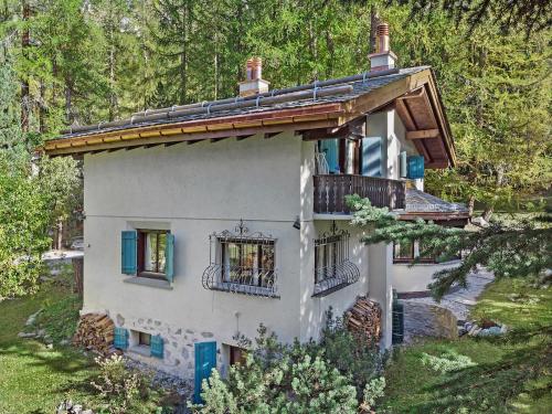 a house with a balcony on the side of it at Chesa Alvan - Surlej in Surlej