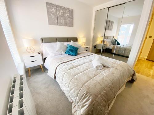 - une chambre avec un grand lit et un miroir dans l'établissement Gild House 2-bedroom apartment close to Town Centre, à Bournemouth