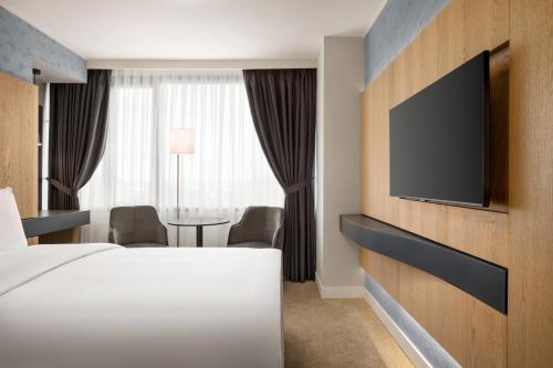 TV a/nebo společenská místnost v ubytování Ramada by Wyndham Slatina Parc