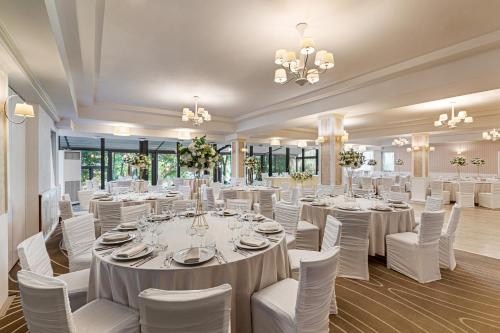 Restaurace v ubytování Ramada by Wyndham Slatina Parc