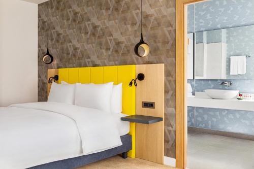 Postel nebo postele na pokoji v ubytování Ramada by Wyndham Slatina Parc