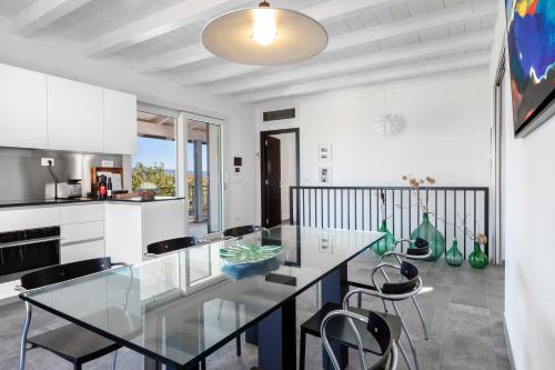 a dining room with a glass table and chairs at AMORE RENTALS - Villa Ambretta in Campagnatico